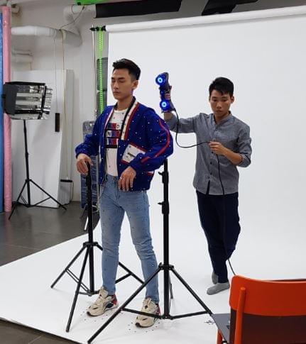Take 3D photos of the actor Mr Isaac simulating a movie,